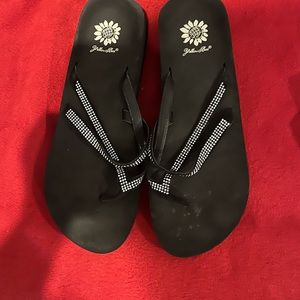 Yellow box sandals black and silver